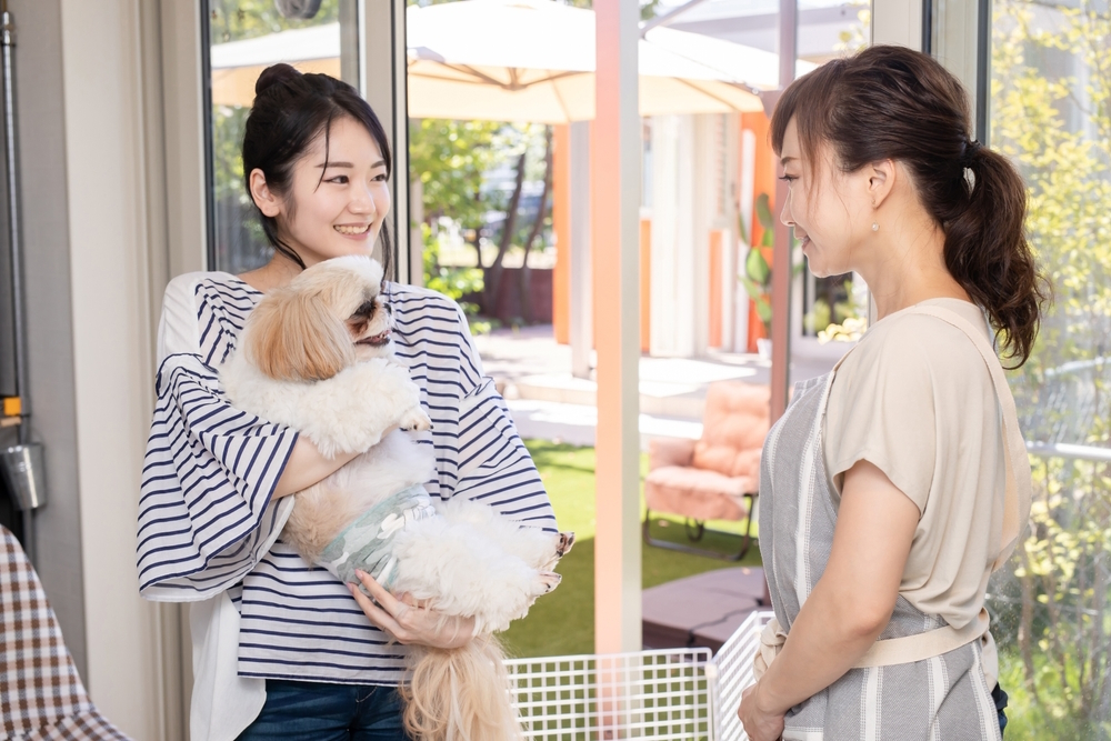 dog-and-an-Asian-woman-who-came-to-a-pet-salon